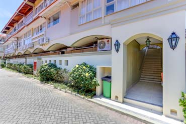 Escadaria de acesso ao apartamento - Casas para alugar em Jurerê
